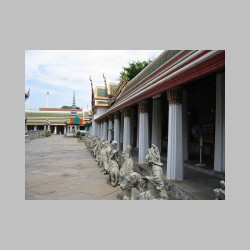 dziedzinec  z rzezbami.html